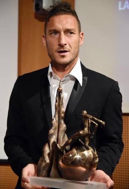 Francesco Totti premiato in Gazzetta con il Premio Facchetti. Ansa